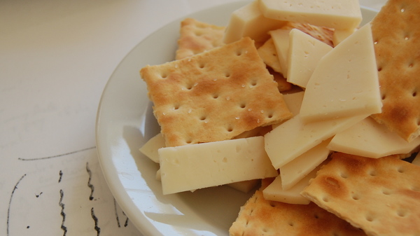 Med thumb cheese and crackers
