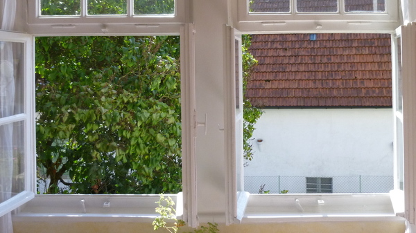 Med thumb open bedroom window