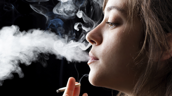 Med thumb teenage smoker