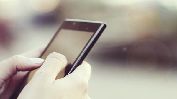 Med thumb sending text message french law