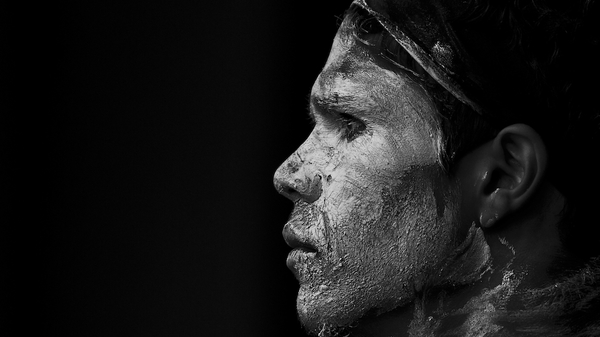Med thumb aborigine dancer waits