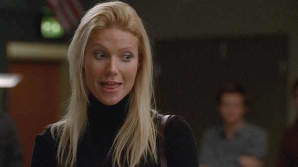 Med thumb gwyneth paltrow yawn